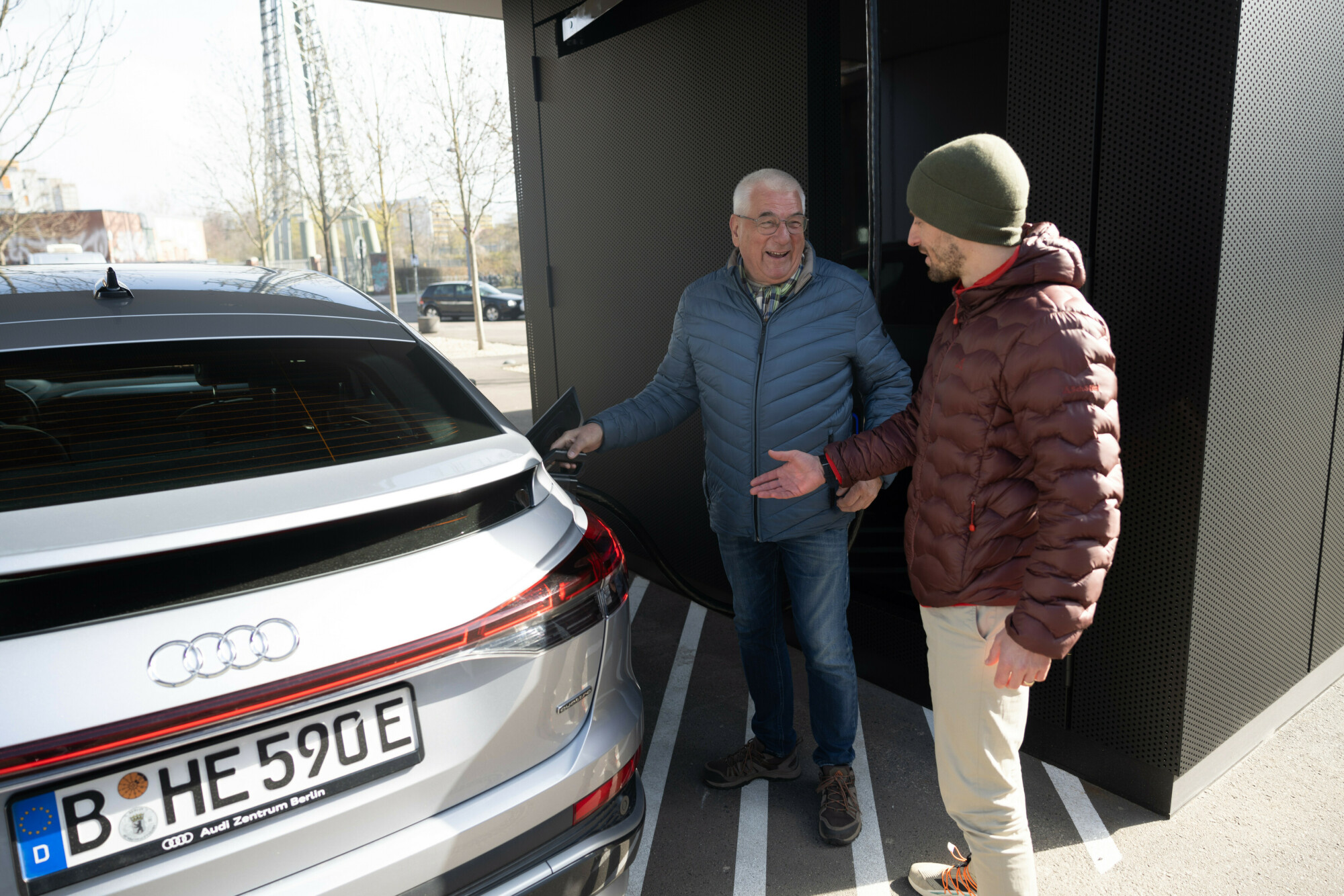Des opportunités électrisantes remplacent l'ennui de la recharge :  Nouveau centre de recharge Audi dans le centre de Berlin - Audi France Media